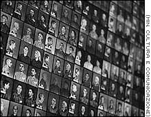 Ad Auschwitz morirono pi di 1.000.000 di persone, la maggioranza perch erano ebrei. Trovarono la morte anche rom ("zingari"), polacchi, testimoni di Geova e altri.